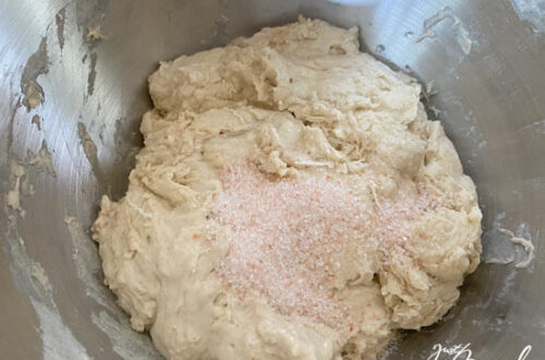 Hauptteig herstellen: Salz und ggf. noch etwas Wasser und Hefe hinzufügen