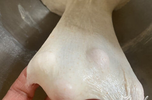 Fenstertest des fertig ausgekneteten Teiges