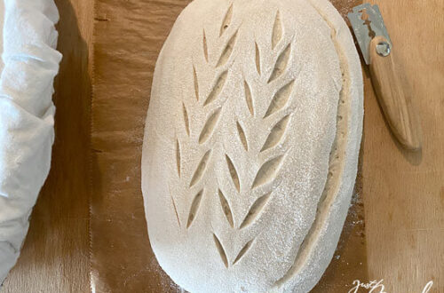 Einschneiden vor dem Backen mit zusätzlichen Schmuckschnitten