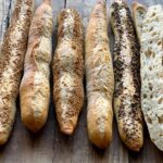 Ficelle, ein langes sehr dünnes Baguette mit noch mehr Kruste und Aroma
