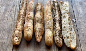 Ficelle, ein langes sehr dünnes Baguette mit noch mehr Kruste und Aroma