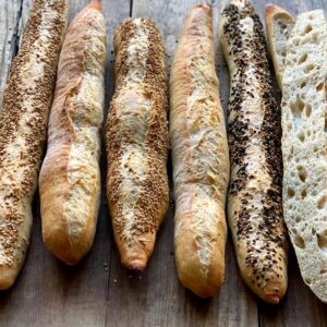 Ficelle, ein langes sehr dünnes Baguette mit noch mehr Kruste und Aroma