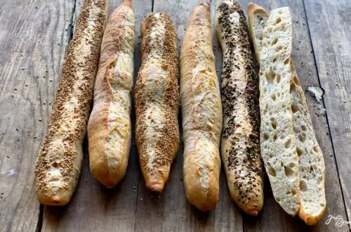 Ficelle, ein langes sehr dünnes Baguette mit noch mehr Kruste und Aroma