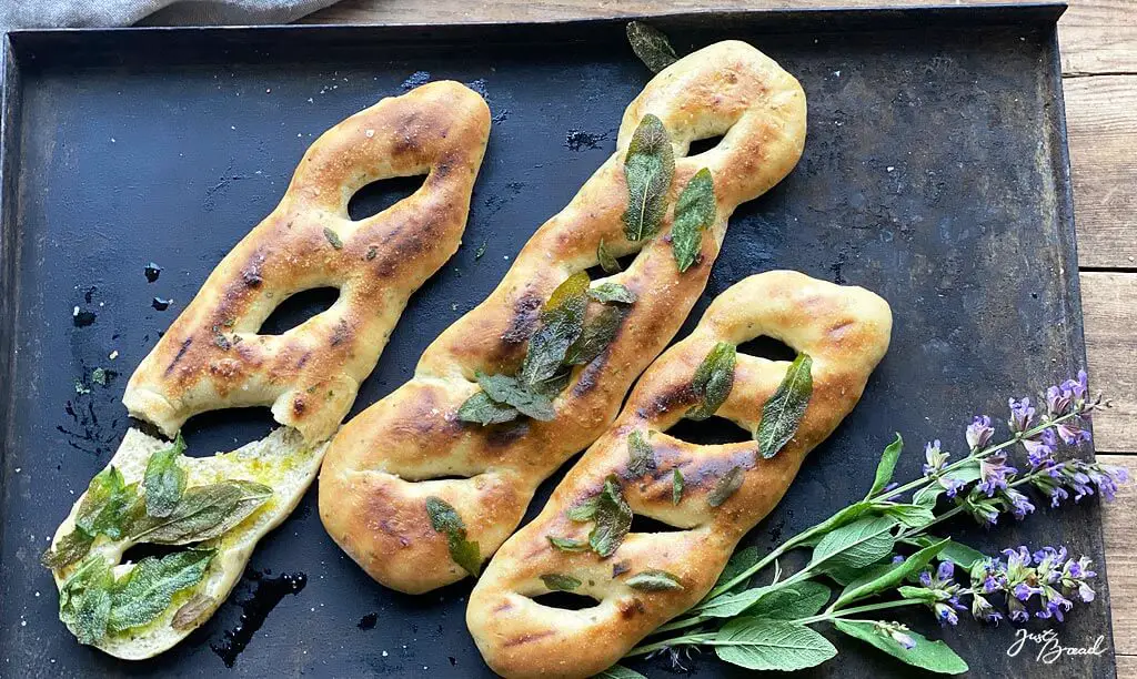 Salbei-Fougasse auf dem Grill gebacken