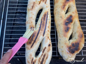 Fougasse direkt nach dem Backen mit Olivenöl bestreichen