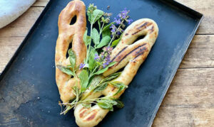 Salbei-Fougasse auf dem Grill gebacken