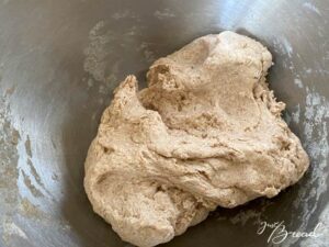 Vollkorn-Brot Autolyseteig: Mehl und Wasser verquellen
