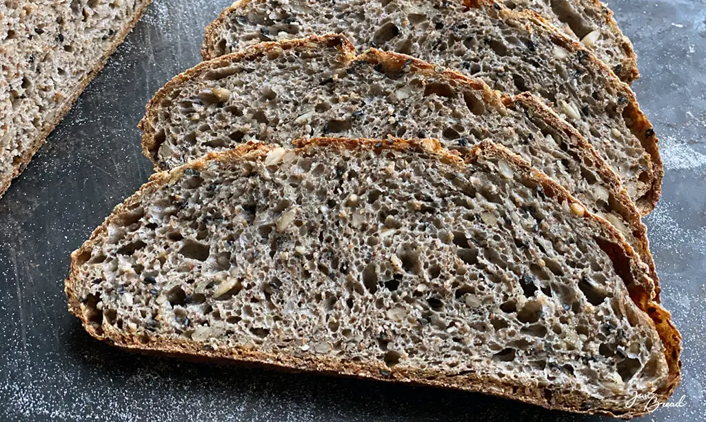 Vollkorn-Saaten-Brot, luftige und saftige Krume
