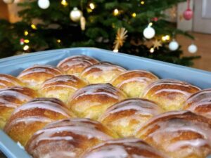 Süße Dinner Rolls mit Glühwein-Zuckerguss