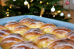 Süße Dinner Rolls mit Glühwein-Zuckerguss