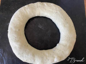 Fertigen Kranz für die Stückgare auf ein Backpapier legen