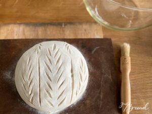 Fertig eingeschnittener Teigling direkt vor dem Backen