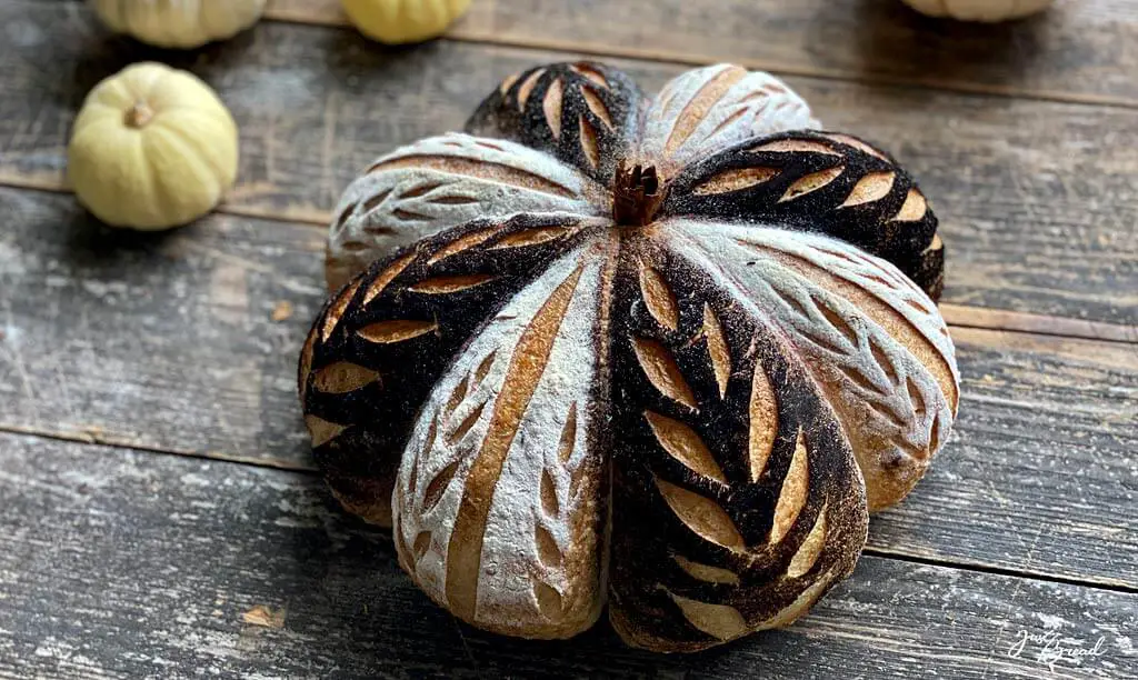 Sauerteigbrot in Kürbisform zum World Bread Day