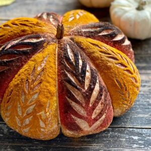 Sauerteigbrot in Kürbisform zum World Bread Day