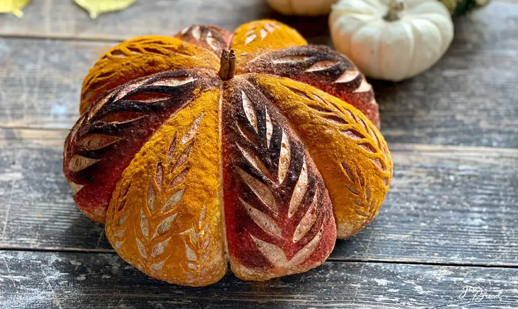 Sauerteigbrot in Kürbisform zum World Bread Day