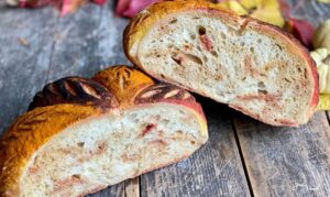 Sauerteigbrot in Kürbisform zum World Bread Day