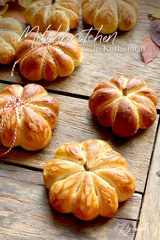 Milchbrötchen in Kürbisform