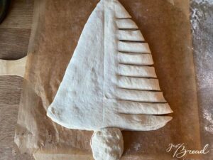 Weihnachts-Baum-Brot, Formen und einschneiden