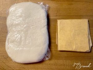 Knusperstangen: Fertige gegangener Teig und Butterblock
