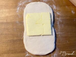 Knusperstangen: Butterblock in Teig einarbeiten
