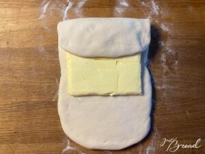Knusperstangen: Butterblock in Teig einarbeiten