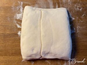 Knusperstangen: Butterblock in Teig einarbeiten