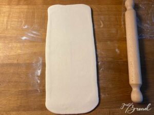 Knusperstangen: Teig mit Butterblock ausrollen