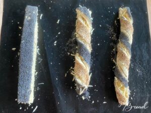 Knusperstangen: Teigstrang vor und nach dem Drehen