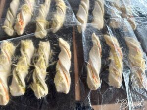 Knusperstange: Teiglinge für die Stückgare abdecken.