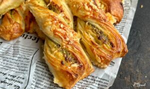 Knusperstangen: Italienische Variante mit Pesto und geriebenem Käse