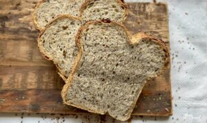 Sandwicht-Toast mit Lievito Madre und Saaten