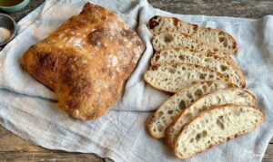 Ciabatta mit Weizensauerteig: Das XL-Brot mit großporiger Krume*