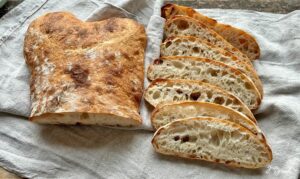 Ciabatta mit Weizensauerteig: Das XL-Brot mit großporiger Krume*