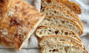 Ciabatta mit Weizensauerteig: Das XL-Brot mit großporiger Krume*