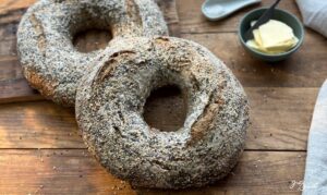 Rustikaler Brotring mit Sesam, Sauerteig und Buttermilch