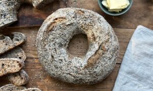 Rustikaler Brotring mit Sesam, Sauerteig und Buttermilch
