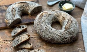 Buttermilch Sesam Ring mit Ruchmehl zum World Bread Day 2024