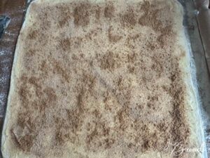 Teig mit Zucker und Spekulatius bestreuen