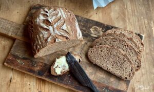 Weizen-Vollkornbrot . Einfaches, gesundes Alltagsbrot.