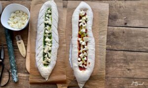 Pizza-Stangen mit Füllung Pizza-Stangen füllen: Mit Pesto, Tomatensauce und Käse für den perfekten Snack oder Mahlzeit.