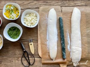 Pizza-Stangen mit Füllung Pizza-Stangen füllen: Mit Pesto, Tomatensauce und Käse für den perfekten Snack oder Mahlzeit.