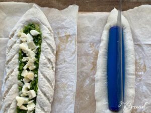 Pizza-Stangen mit Füllung Pizza-Stangen füllen: Mit Pesto, Tomatensauce und Käse für den perfekten Snack oder Mahlzeit.