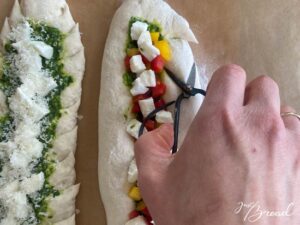 Tipp für noch mehr Flair Für einen zusätzlichen optischen Effekt können die Ränder der Pizza-Stangen eingeschnitten werden, bevor sie gebacken werden.