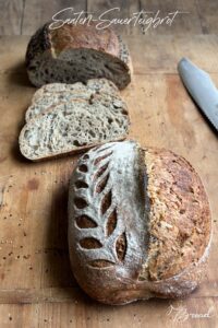 Saftiges Sauerteigbrot mit Saaten – gebacken mit 2-stufig geführtem Roggensauerteig für intensives Aroma und lange Frischhaltung. Knusprige Kruste, lockere Krume mit Sonnenblumenkernen, Sesam und Leinsamen. Perfekt als Pausenbrot, Sandwich oder Beilagenbrot. Ideal für eine ausgewogene Ernährung mit Vollkorn und gesunden Saaten.