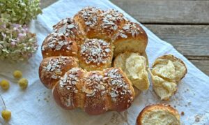 Fluffiges Osterbrot mit Vorteig (Pâte fermentée), Eigelb, Vanille & knuspriger Mandelkruste. Perfekt fürs Osterfrühstück – inkl. Zeitplan & Anleitung.