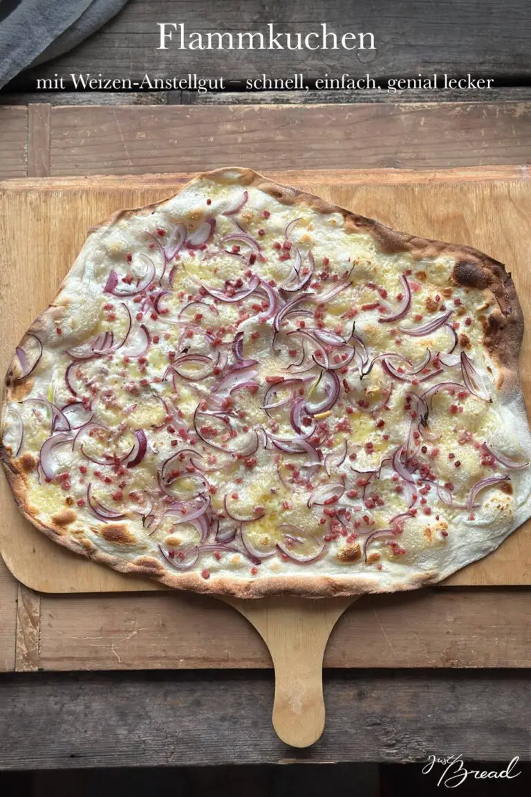 Frisch gebackener Flammkuchen mit knusprigem Sauerteigboden aus Weizen-Anstellgut, belegt mit Schmand, Schinkenwürfeln und Gruyère-Käse.