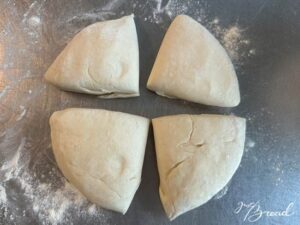 Teig in vier gleichgroße Portionen einteilen