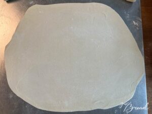 Falmmkuchenteig möglichst dünn ausrollen