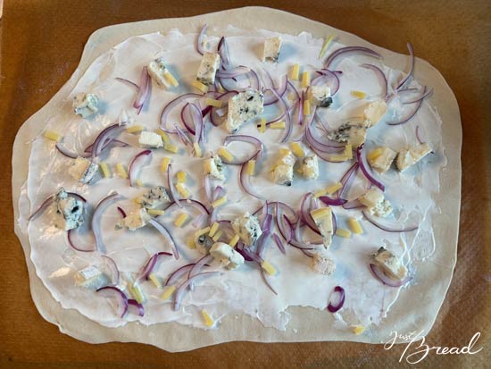 Flammkuchen Variante mit Roquefort Käse