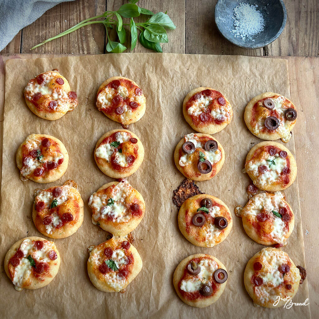 Mini-Pizzen mit Belag deiner Wahl